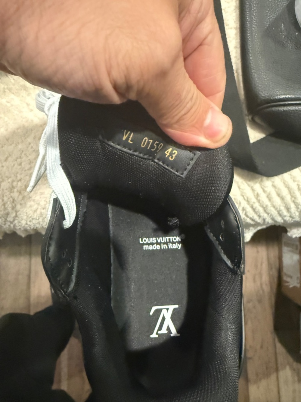 Louis Vuitton Black Sneakers with White Laces and White Insole Logo - Picture 4 of 6